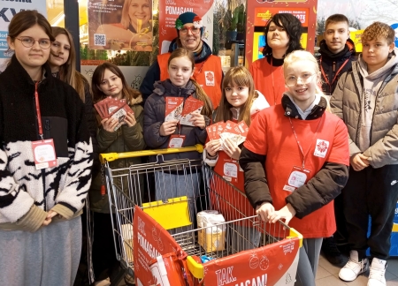 Nasi uczniowie - wolontariusze czynią dobro dla ubogich w mikołajki
