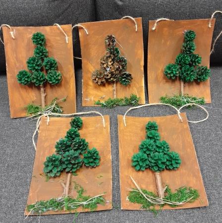 Choinki z szyszek - Mali artyści.