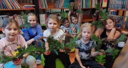 Mali artyści i świąteczne stroiki