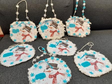 Zimowy obrazek z bałwankiem