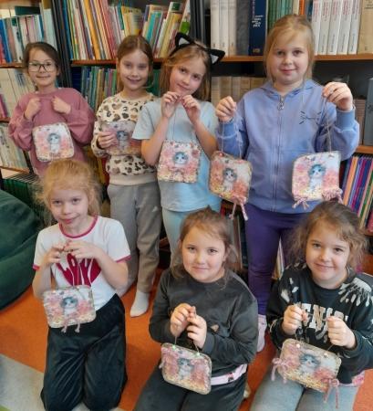 Mali artyści i obrazki z kotem.