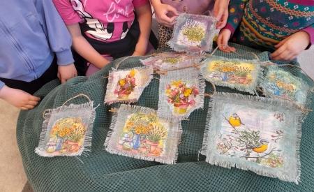 Mali artyści i kolorowe obrazki na płótnie