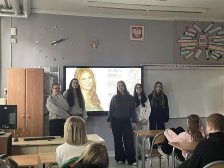 Fotorelacja z realizacji projektu „Kobiety wczoraj, dziś i jutro” w klasie 8a i 8b.