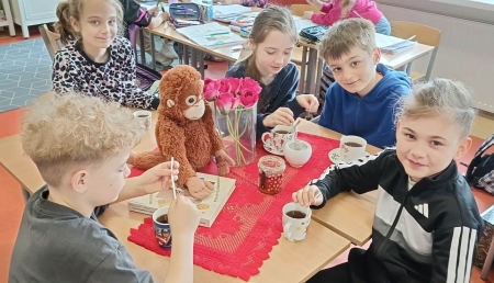 ''Uśmiechnięci współobjęci'' - podsumowanie projektu klasy 2b o Wisławie Szymborskiej