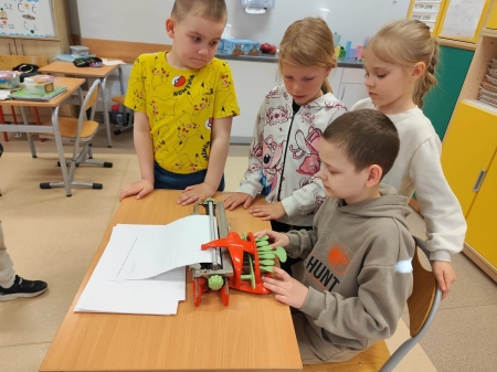 Projekt: „Dotknij liter – poznaj alfabet Braille’a” w klasie 1b