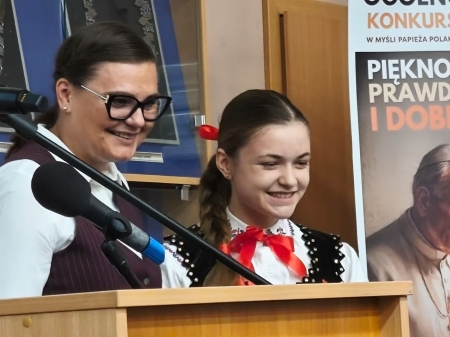 Aniela Dudko z klasy 6 b zdobywczynią I miejsca 